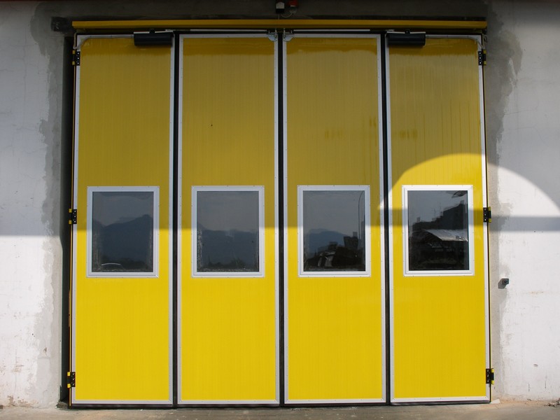 Skládaná panelová vrata průmyslová žlutá