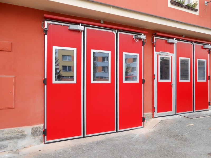 Průmyslová skládací panelová vrata červená
